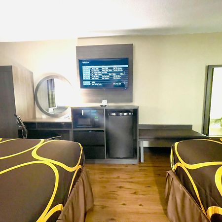 Super 8 By Wyndham Ithaca Hotell Exteriör bild