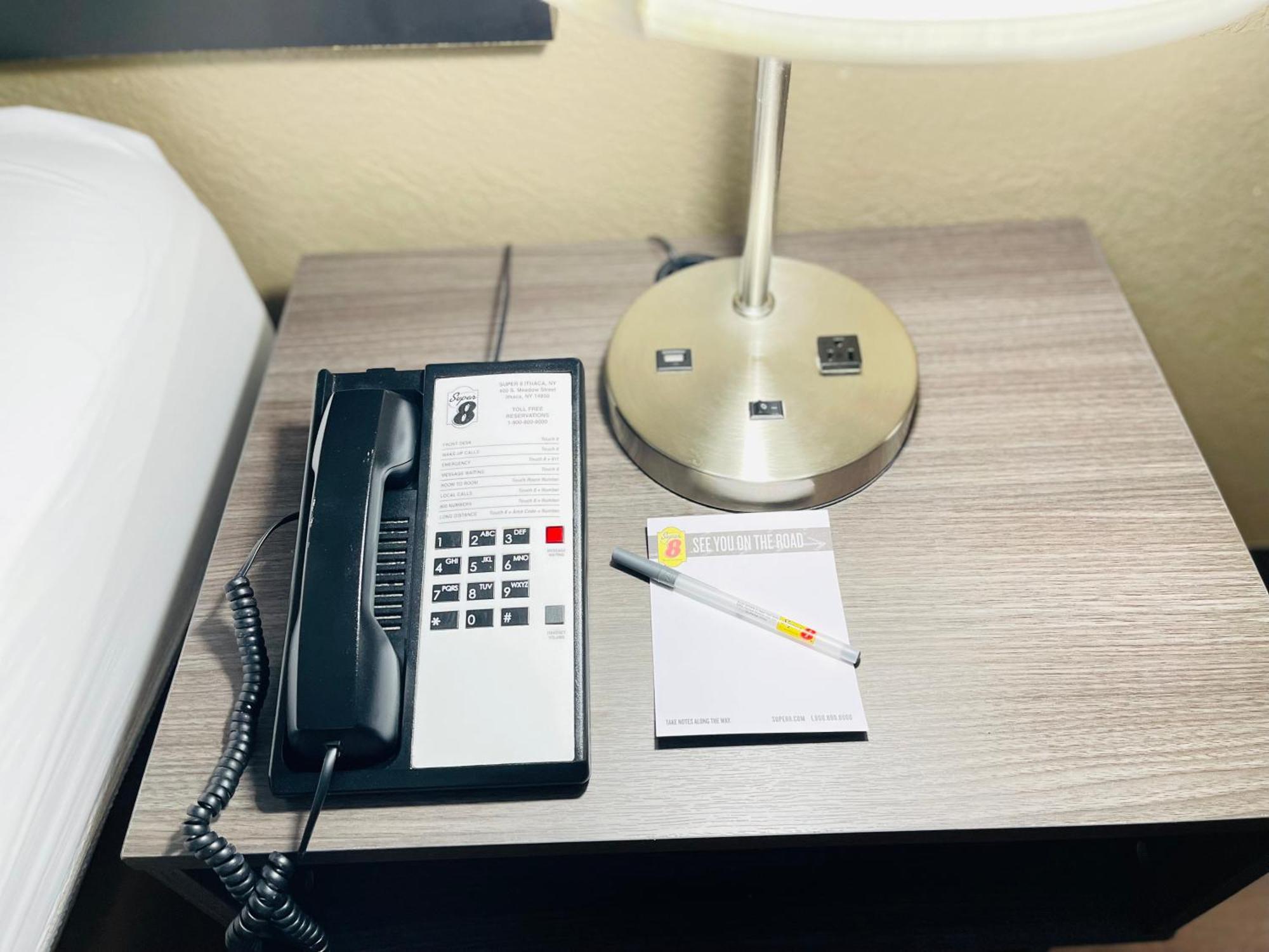 Super 8 By Wyndham Ithaca Hotell Exteriör bild