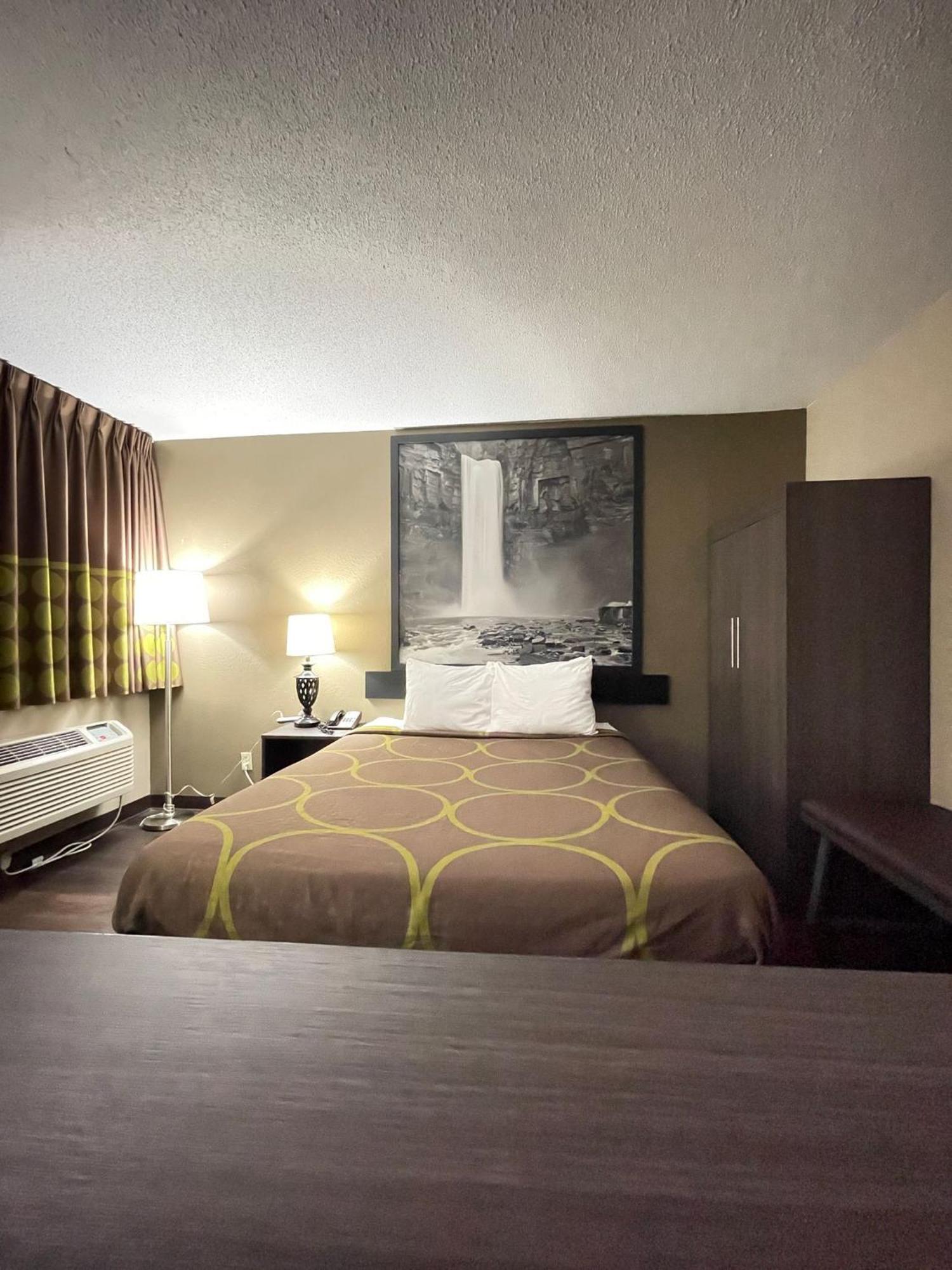 Super 8 By Wyndham Ithaca Hotell Exteriör bild