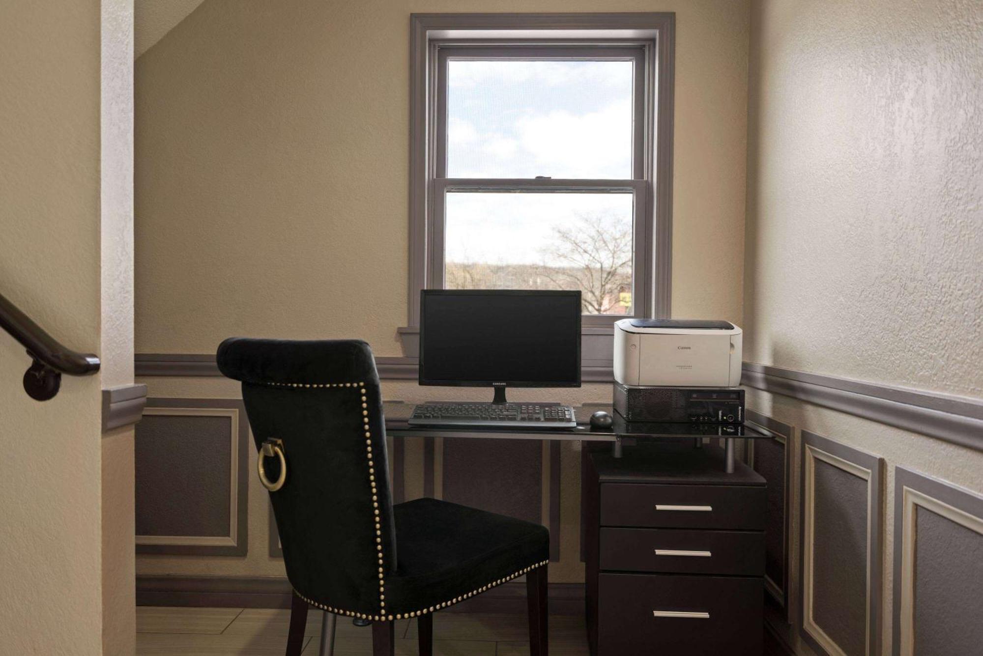 Super 8 By Wyndham Ithaca Hotell Exteriör bild