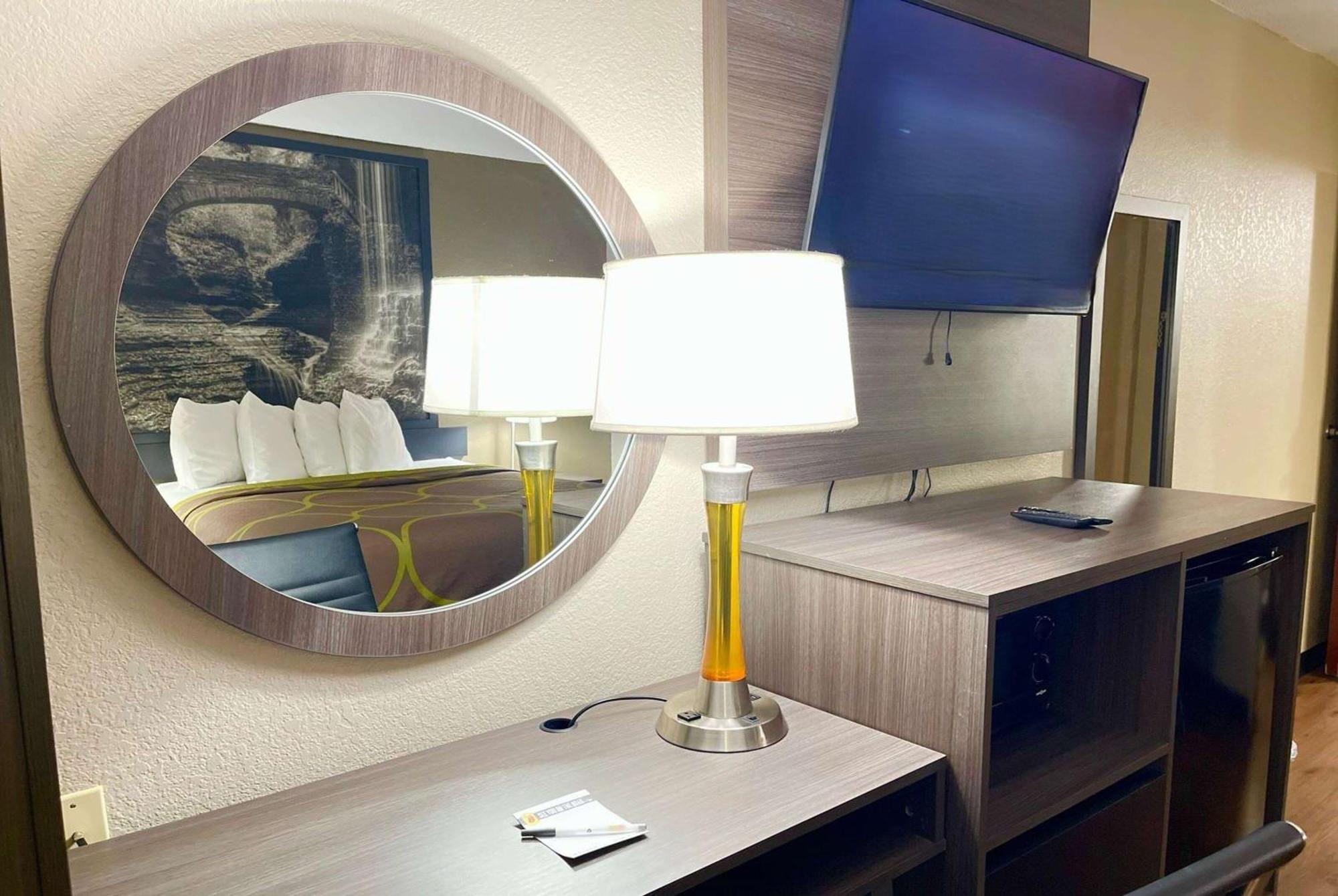 Super 8 By Wyndham Ithaca Hotell Exteriör bild