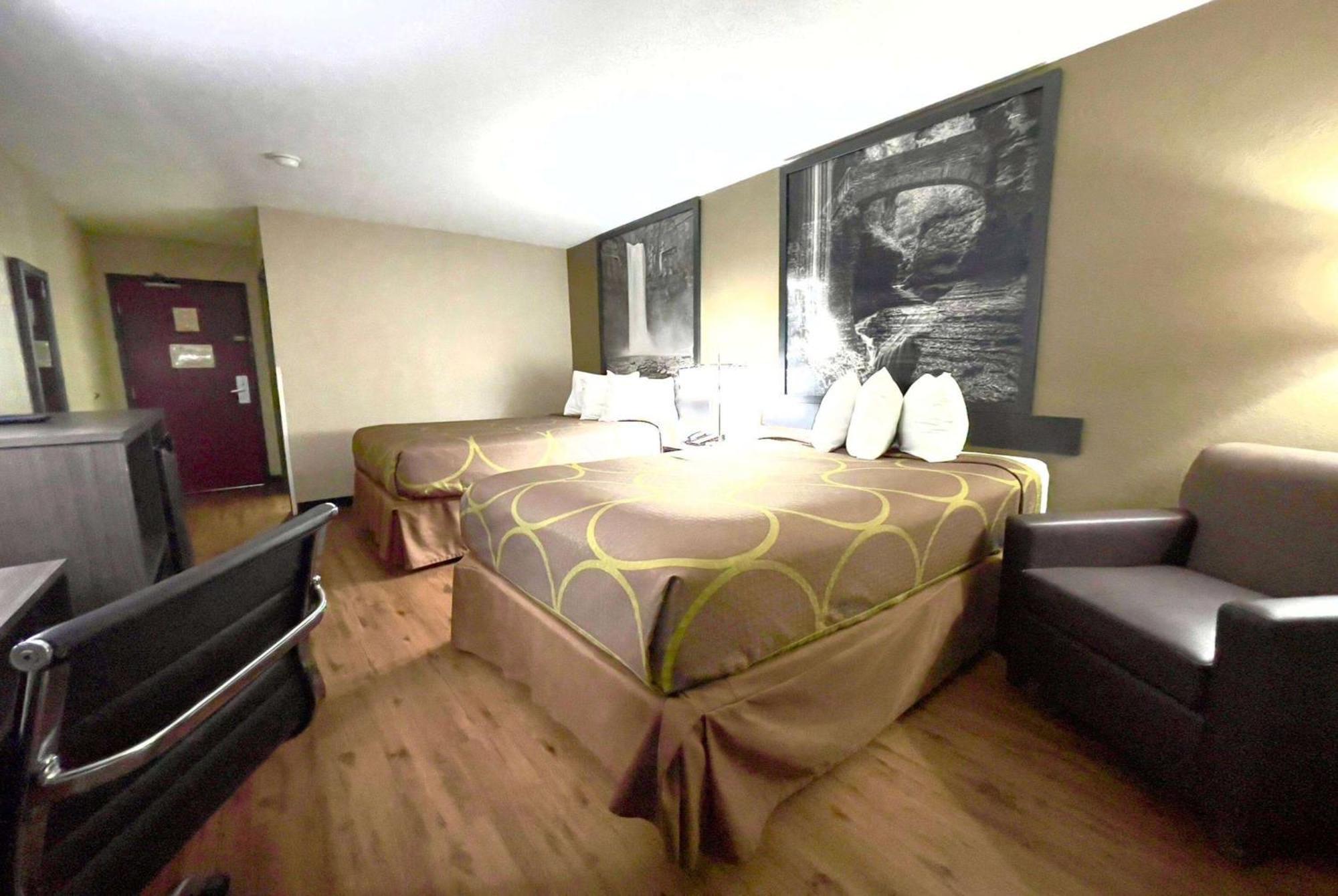 Super 8 By Wyndham Ithaca Hotell Exteriör bild