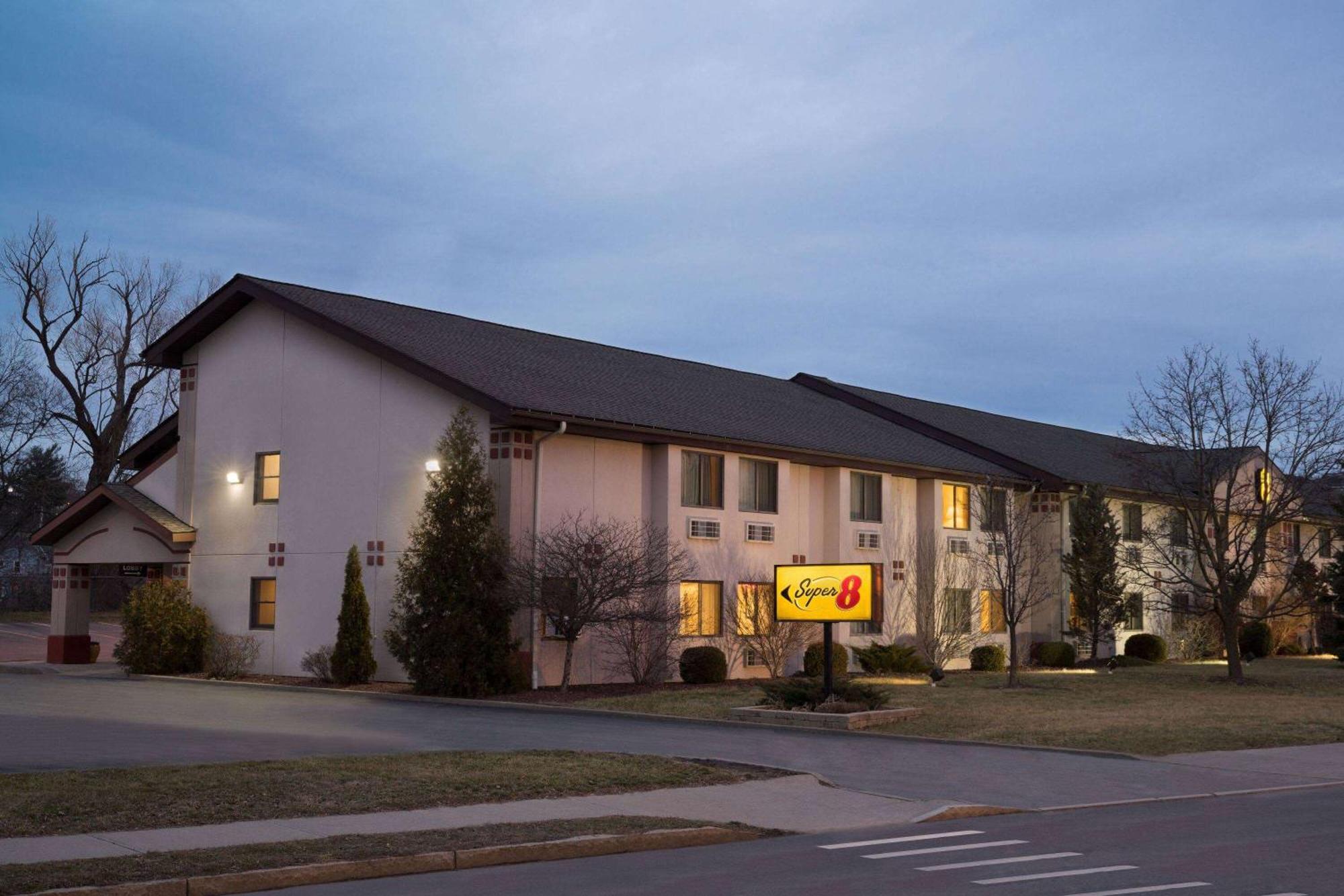 Super 8 By Wyndham Ithaca Hotell Exteriör bild