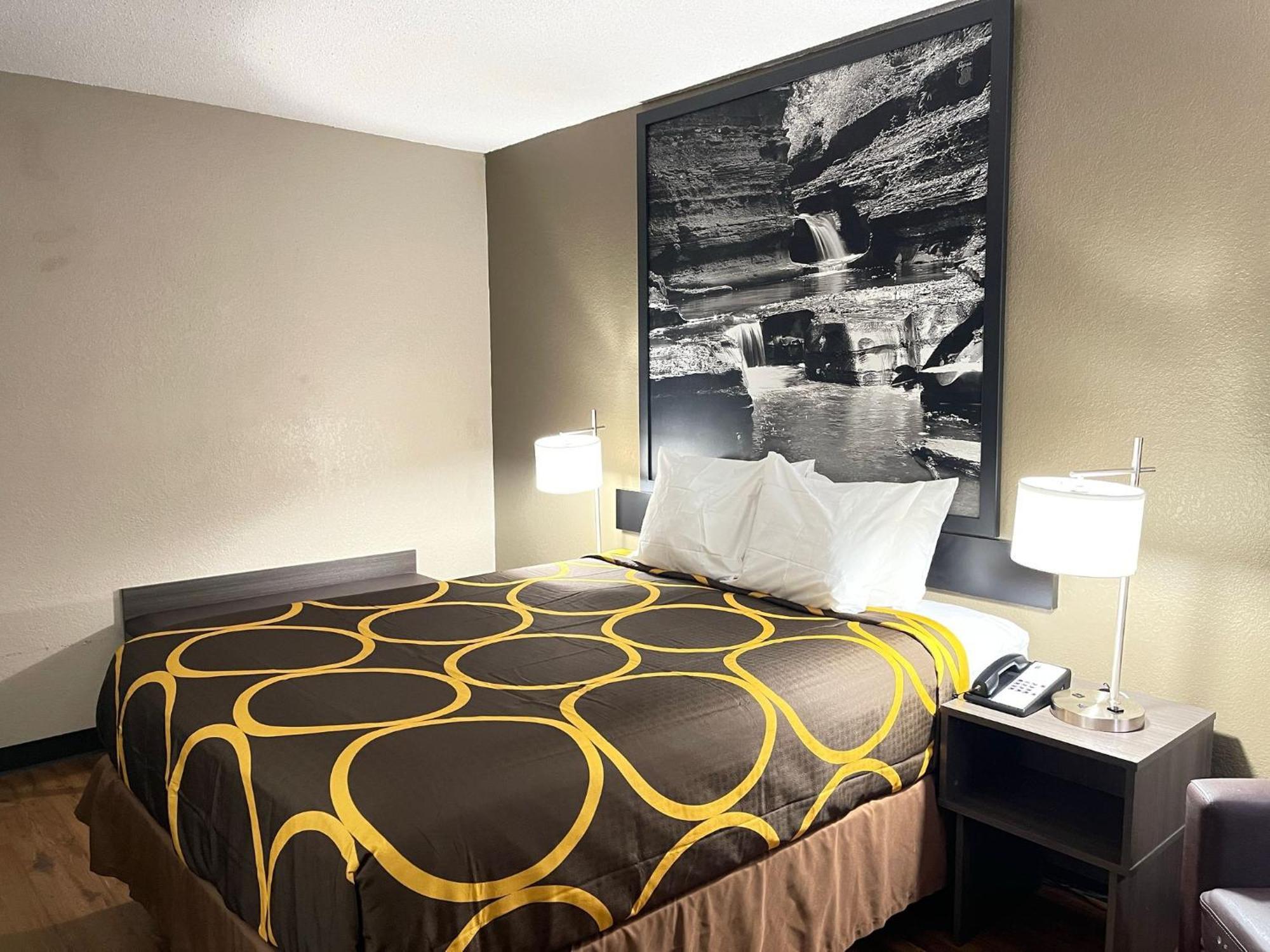Super 8 By Wyndham Ithaca Hotell Exteriör bild